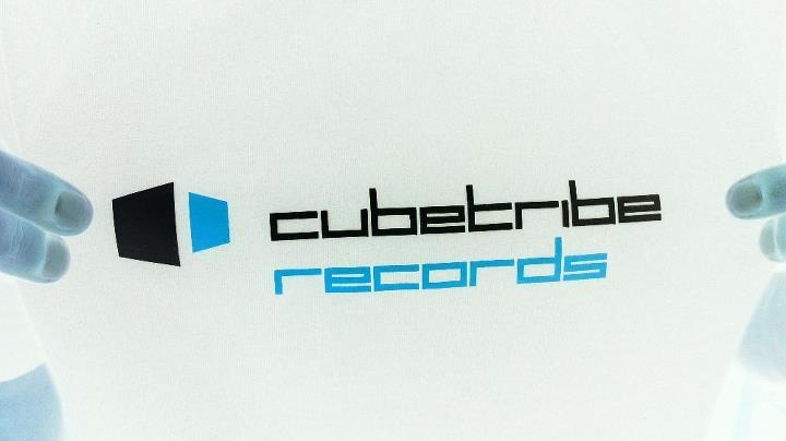 Mr.Snooze(Cubetribe Records) - MrSnoooze - I am Standing neben the Schiff